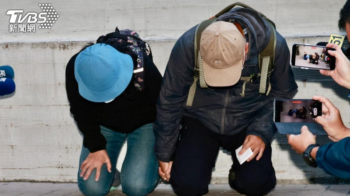 張文父母下跪向社會大眾致歉。（圖／TVBS資料畫面）