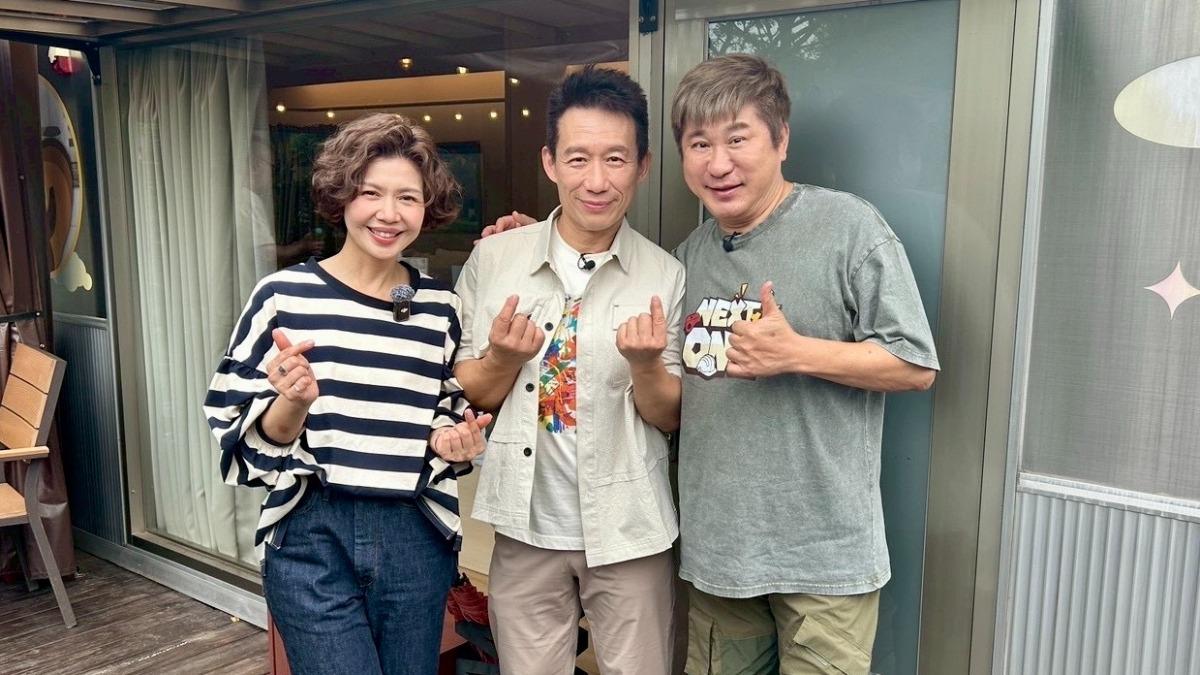 于子育(左起)、郭子乾跟胡瓜暢聊演藝圈秘辛。(圖/《下面一位》製作單位提供)