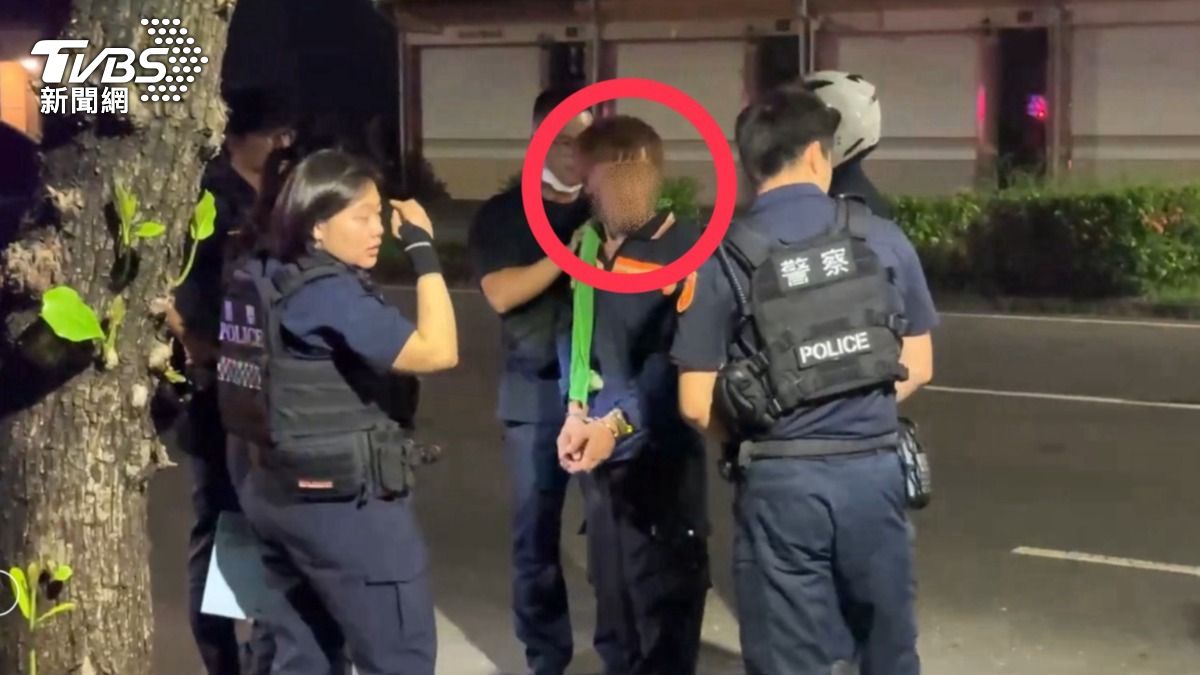 張男向警方供稱，駕車途中因低頭撿拾掉落在腳邊的物品，一時分心導致車輛偏離車道釀禍。副駕駛也坦承當時因疲勞未注意路況，無法即時提醒駕駛。（圖／TVBS）