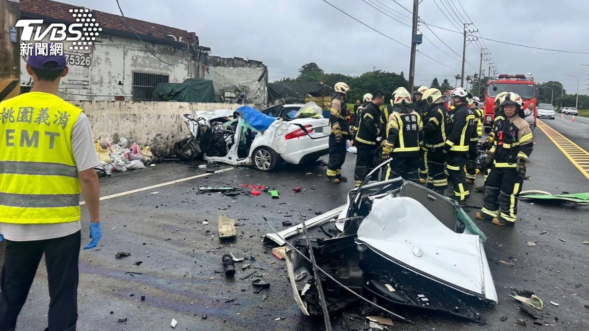 白色轎車上4人死亡。(圖/TVBS)
