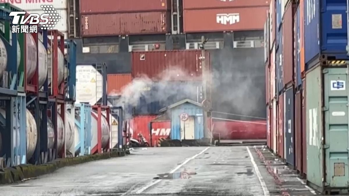 基隆港有毒氣體外洩！化學槽滲漏氯磺酸　  西20碼頭封鎖堵漏