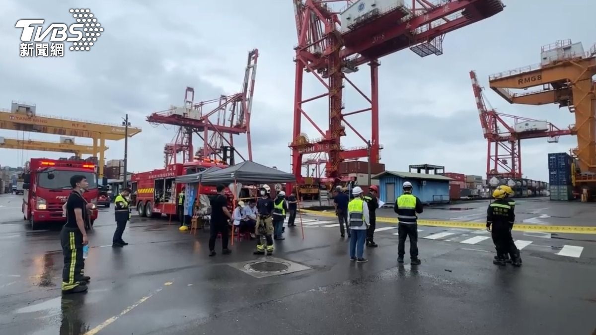 防止毒氣外洩，相關單位立即封鎖碼頭現場並啟動應變機制。（圖／TVBS）