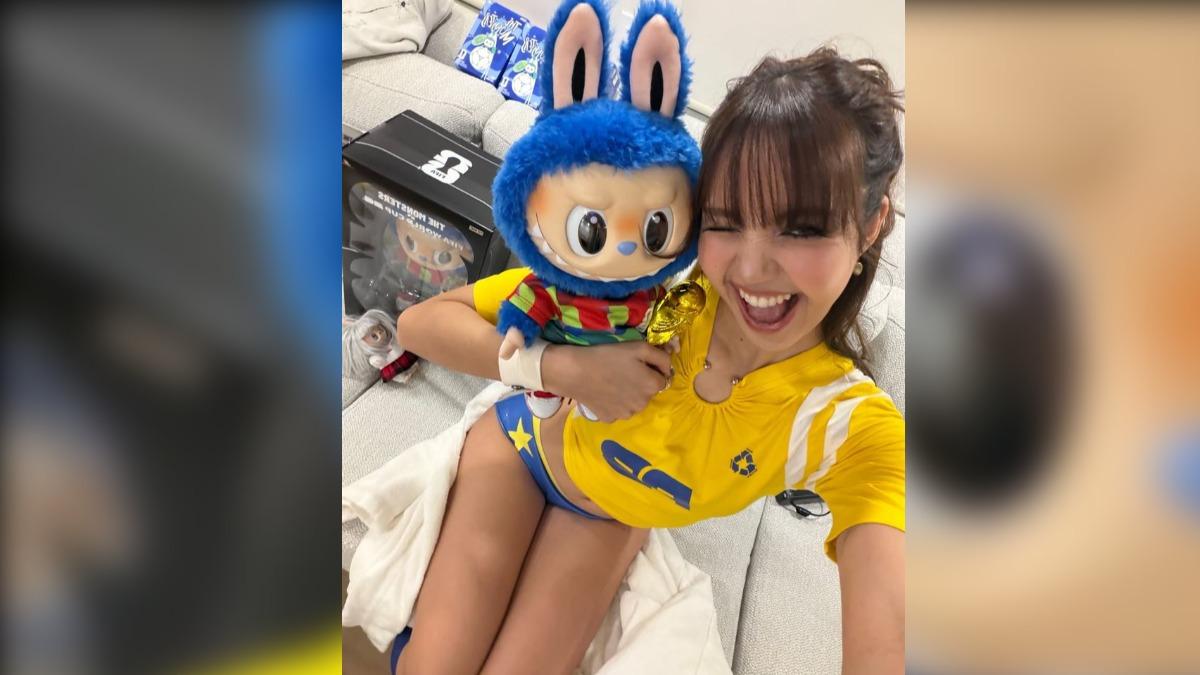 Lisa抱著她最愛的LABUBU,據悉實體版也將登上世足。(圖/翻攝自IG)
