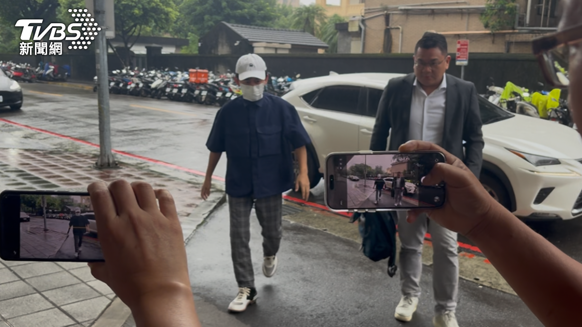 快訊/黃子佼現身北檢!私藏性影像 緩刑受保護管束今報到