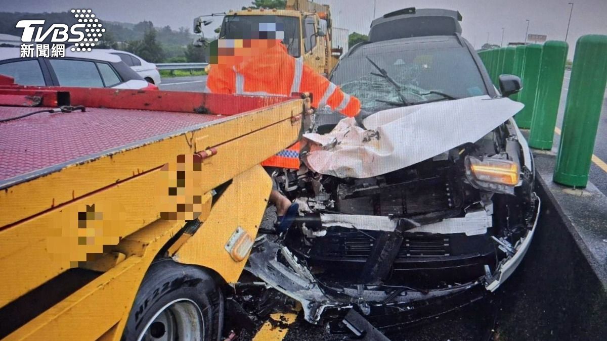 差幾公尺沒命!國道車禍女駕駛站「斷腿區」 下秒瑞典坦克猛撞