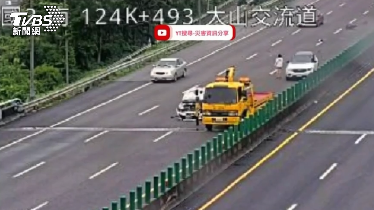女駕駛險遭波及。(圖/TVBS)