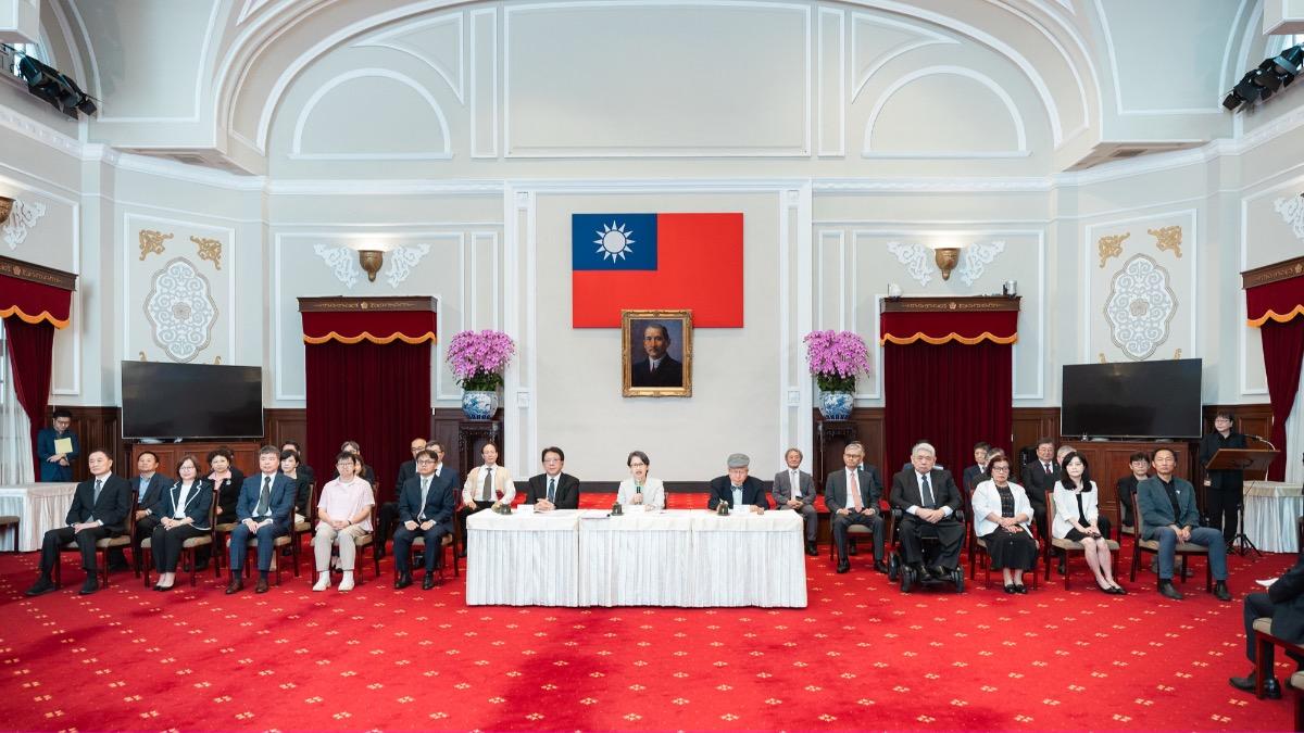 蕭美琴11日偕29位監委被提名人出席記者會。（圖／總統府提供）