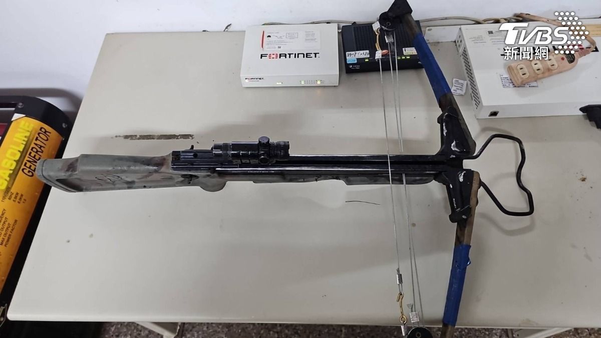 不只貓咪中箭,還有狗狗也被人用十字弓慘忍射殺,讓附近居民人心惶惶,就怕嫌犯先是針對貓狗,哪天自己會不會也變成箭靶(圖/TVBS)