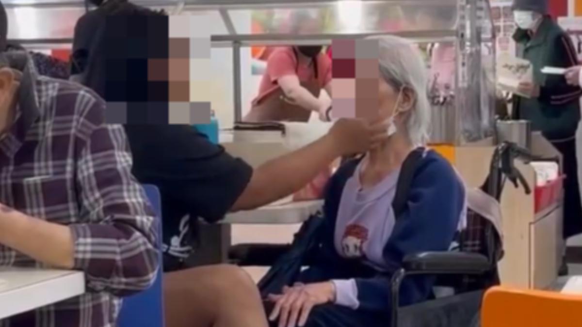 一名外籍看護疑似因為嫌棄照顧的阿嬤吃飯吃太慢,竟然當眾動手。(圖/翻攝 Threads@nicole._.0502)