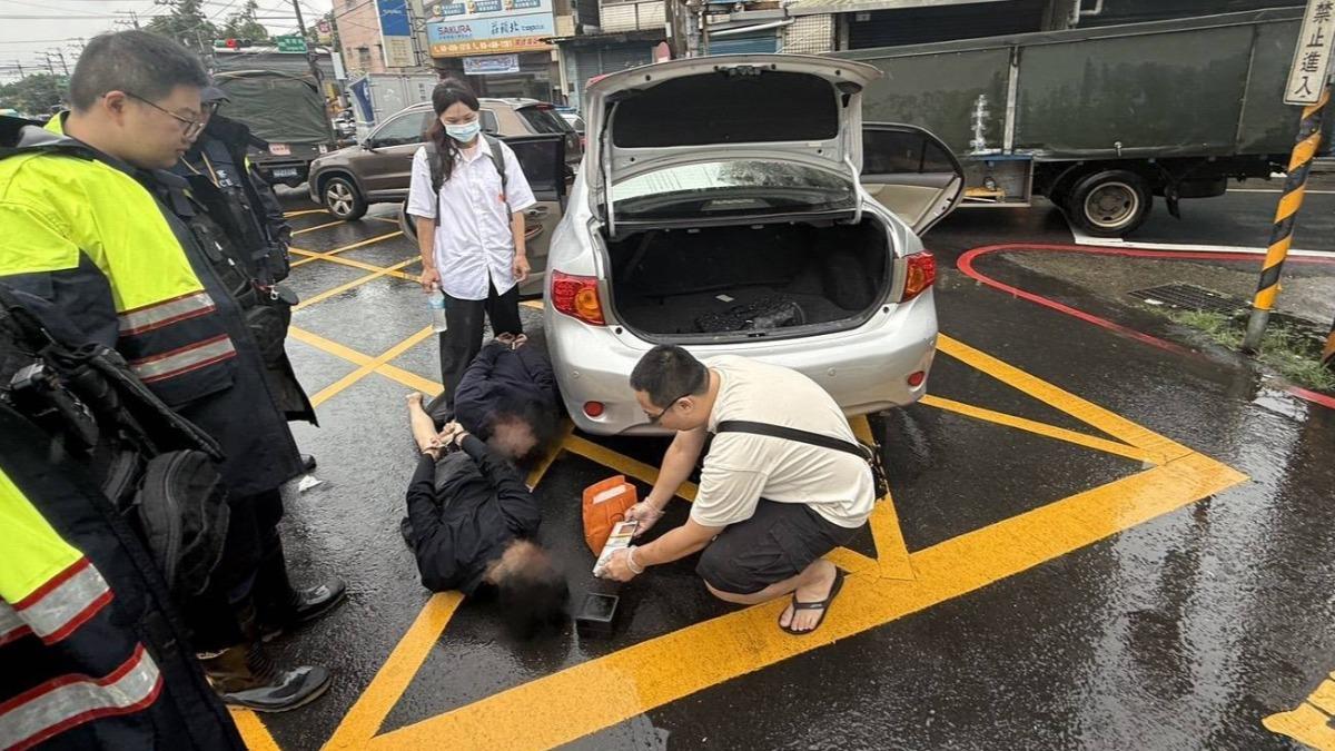 警方鎖定兩名剛取完款的車手，一路尾隨將人壓制上銬。（圖／TVBS）