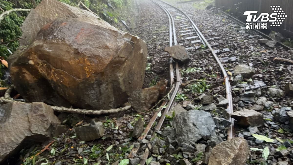 阿里山森林鐵路,因為山區暴雨導致邊坡土石滑落,造成軌道變形損壞,林鐵緊急派人員搶修(圖/TVBS)