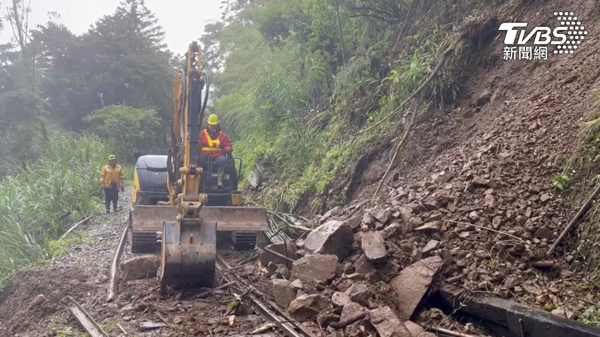 一早人員巡視路線時發現,在獨立山27K處,因為連日降雨,導致邊坡土石崩落,造成軌道損毀,已經緊急出動機具及人力前往搶修(圖/TVBS)