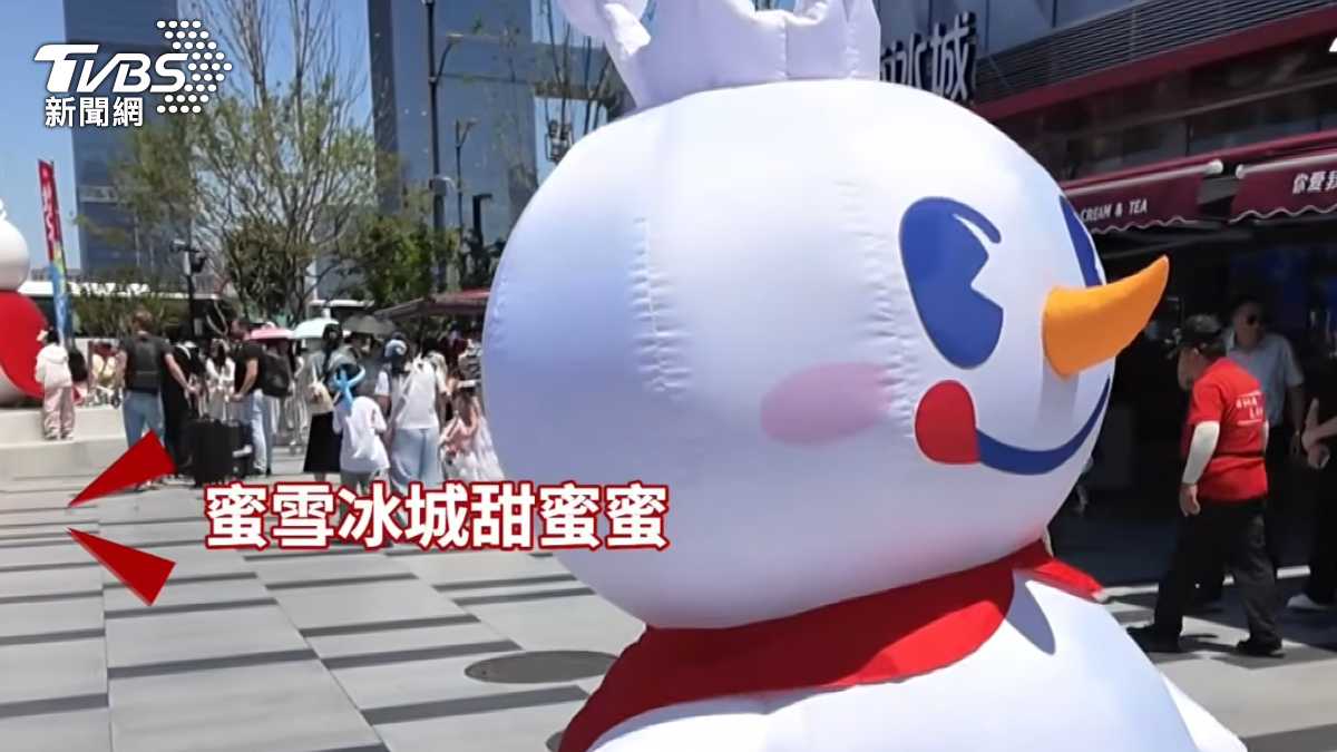 蜜雪冰城吉祥物「雪王」。(圖/TVBS)