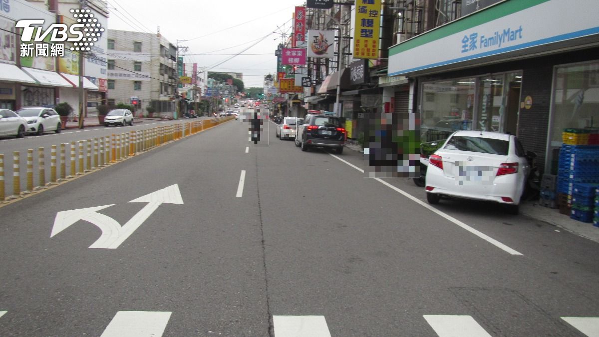 買完東西準備走⋯騎士遭暴衝轎車波及,超商落地窗全碎畫面曝。(圖/TVBS)