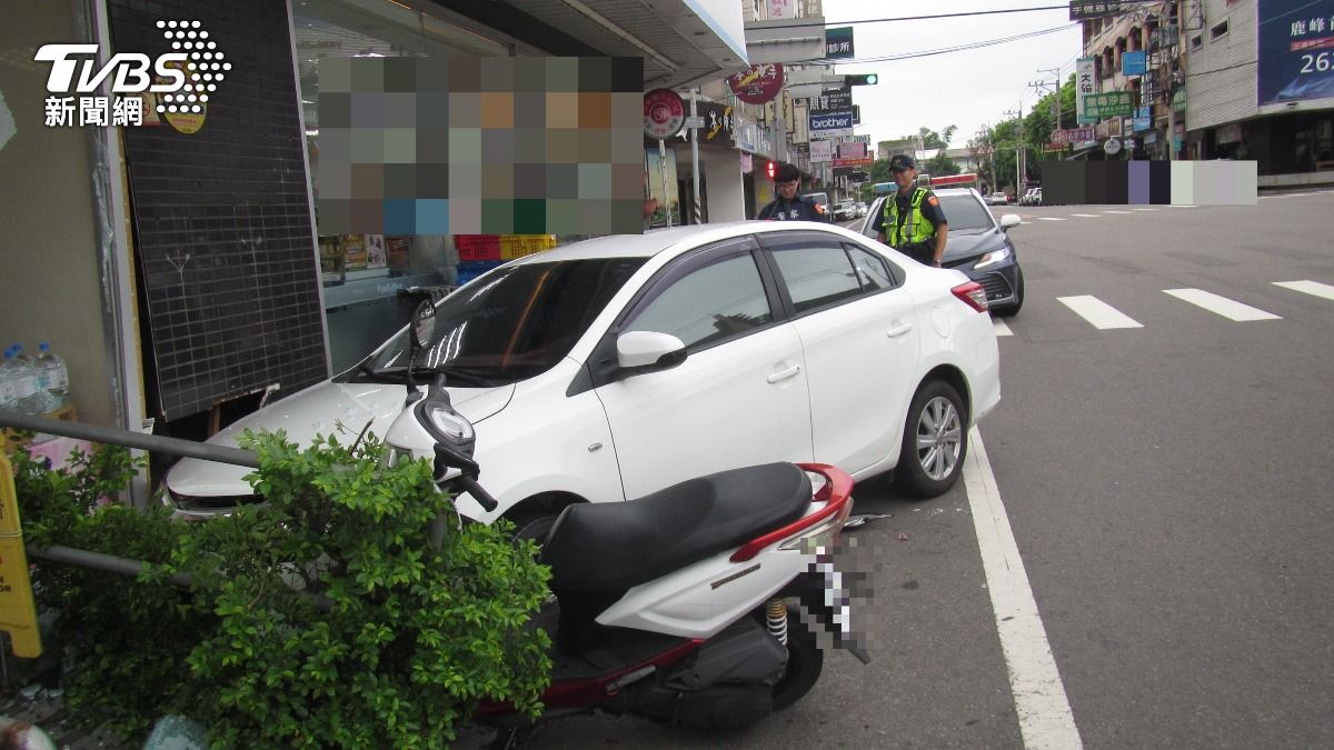 王姓駕駛聲稱準備迴轉時誤踩油門,車輛瞬間向前暴衝。(圖/TVBS)