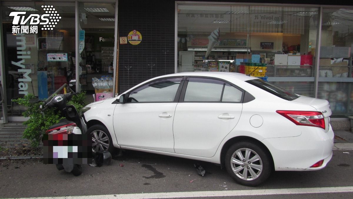 駕駛一個誤把煞車當油門的失誤,讓超商瞬間成為「車庫」。(圖/TVBS)