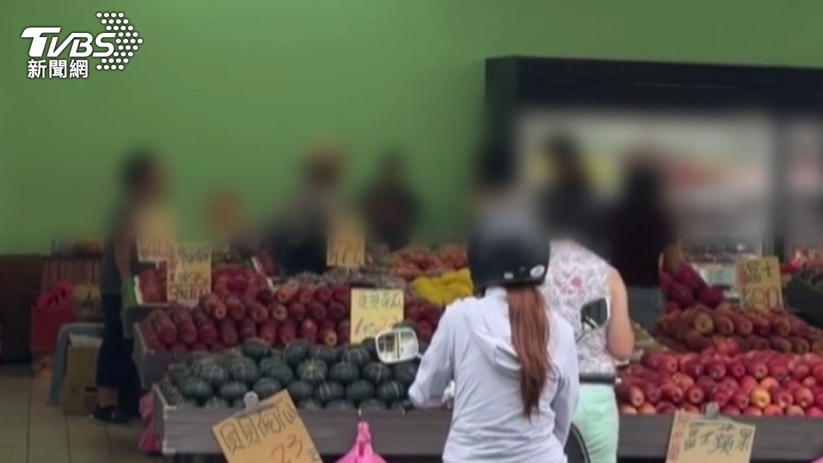 「降火」變「上火」！椰子水濺身惹禍，顧客店員當場吵翻天。(圖／民眾提供)