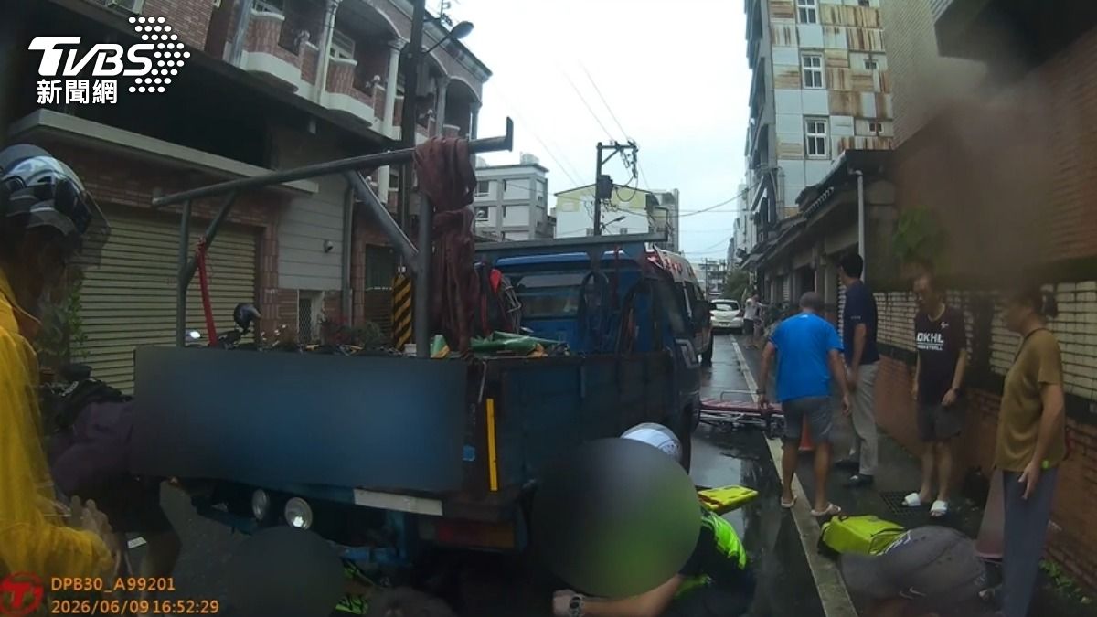 附近民眾紛紛前來支援協助傷者脫困。（圖／TVBS）