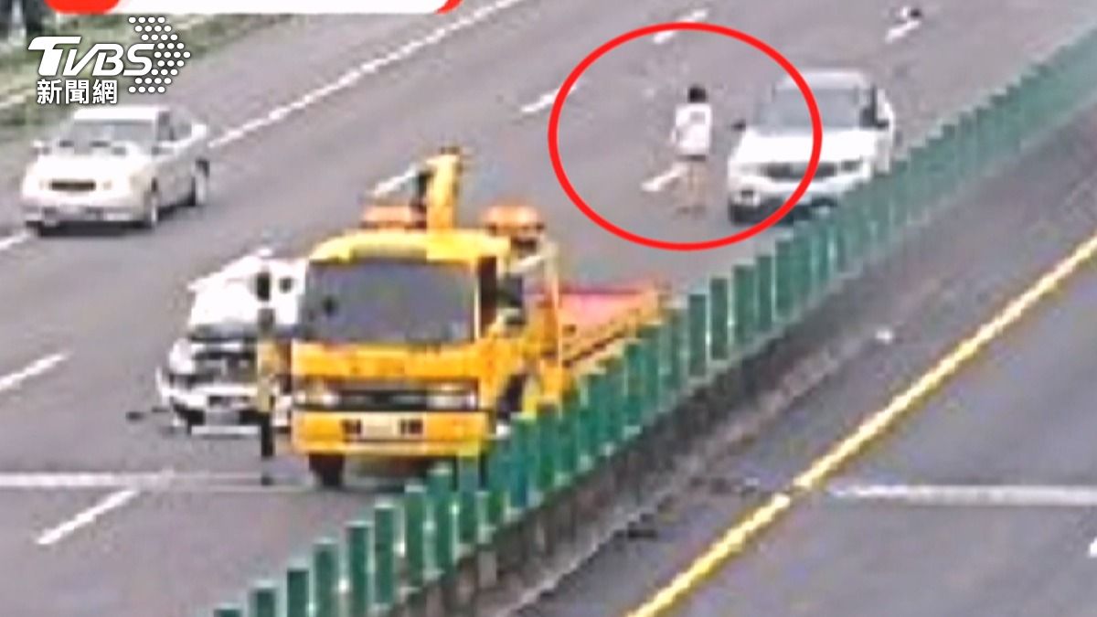 拖吊車司機撿鋼繩躲死劫!白車猛撞瞬間「差點變肉餅」。(圖/TVBS)