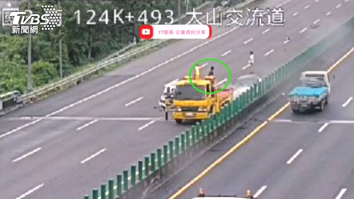 事故車吊掛作業時,遭後方車輛追撞,所幸拖吊車司機當時正好爬上車斗,躲過一劫。(圖/TVBS)