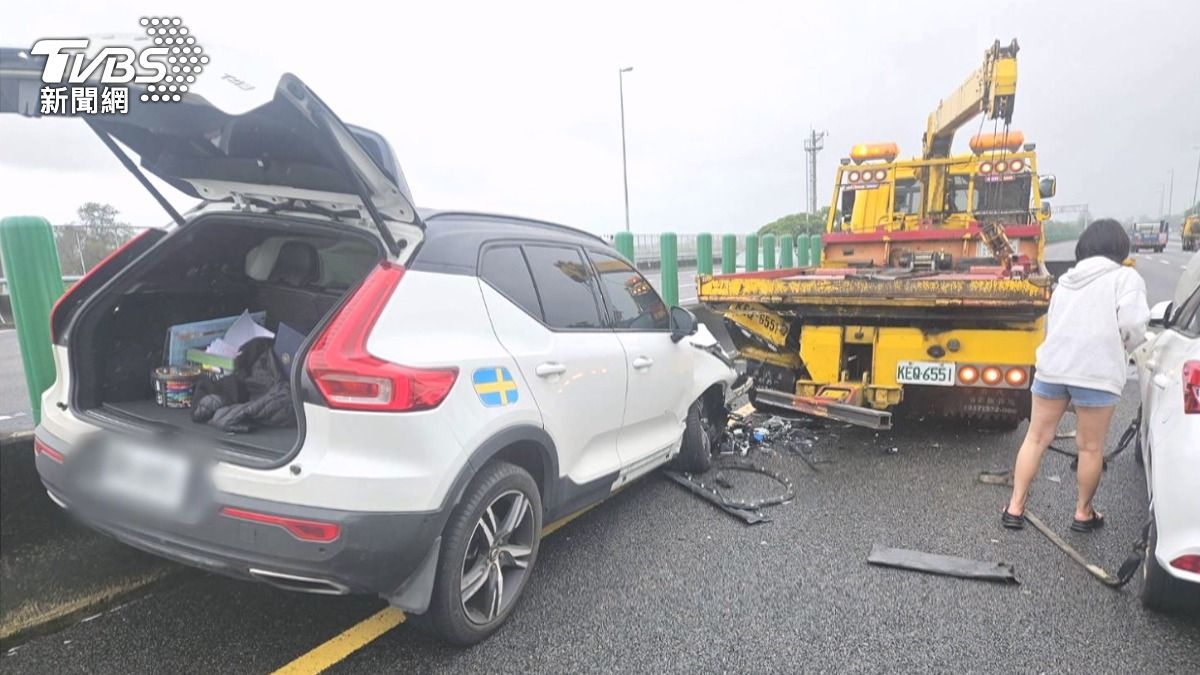 拖吊車司機當時他就站在車尾作業,要不是為了調整繩索而離開,恐怕直接變成肉餅。(圖/TVBS)