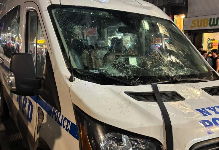 紐約市警察局公布一張照片，一輛警車的擋風玻璃碎裂，警方表示該車是在慶祝活動中受損的。（圖／翻攝 NYPD）