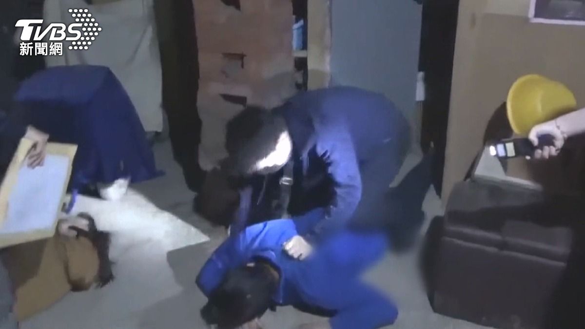 移工居住在蔡姓男子承租的住處，居住環境相當擁擠，約3坪大的房間內擠進2至3人。(圖／TVBS)