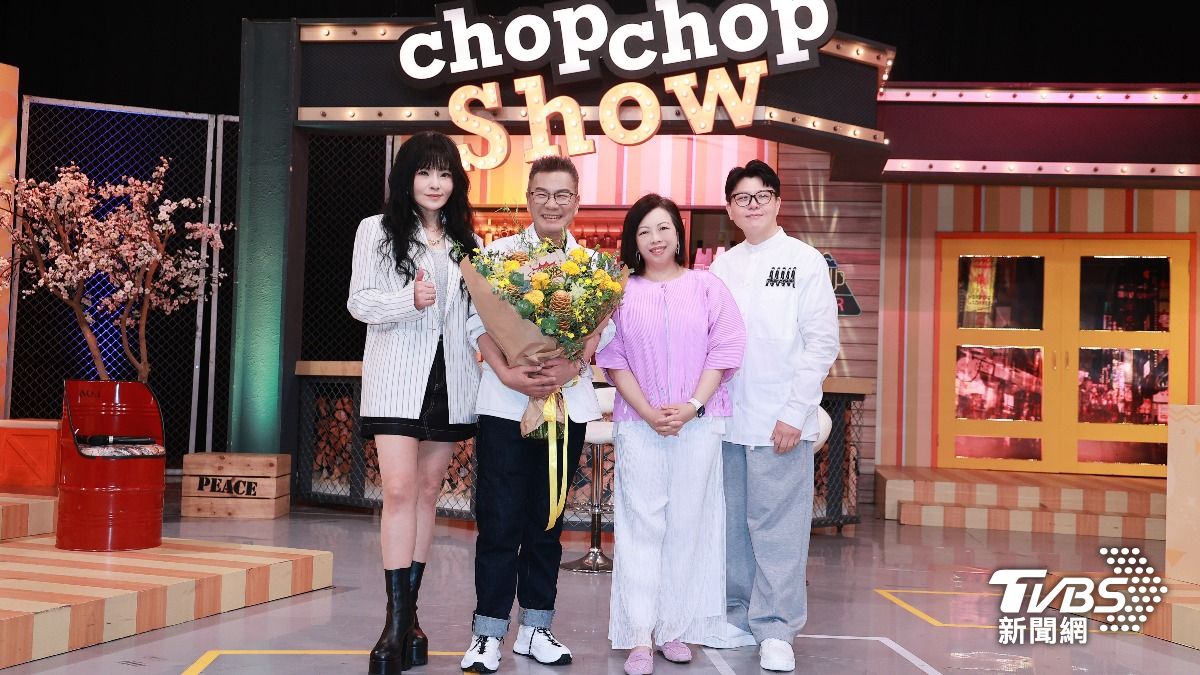 沈玉琳（左二）回歸，TVBS總經理劉文硯和娛樂事業部副總監趙君璐特別前來獻花祝賀。（圖／黃城碩攝）