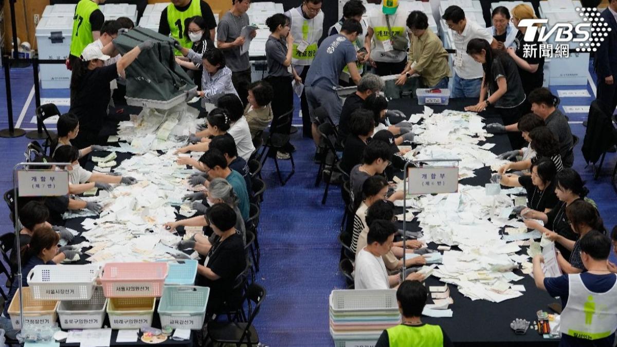 南韓檢調搜索7選務機關,追查短缺選票的真相,又傳示威者辱罵警察爭議。(圖/達志影像美聯社)