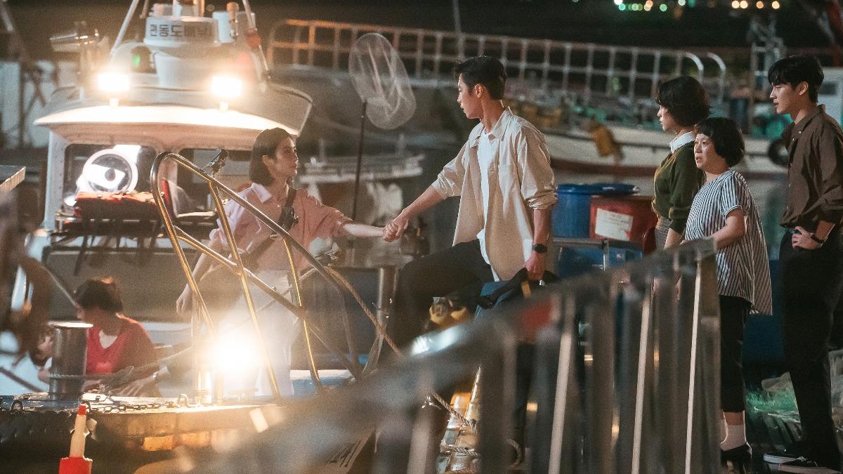 《醫到孤島愛上你》李宰旭、辛叡恩。(圖/Disney+提供)