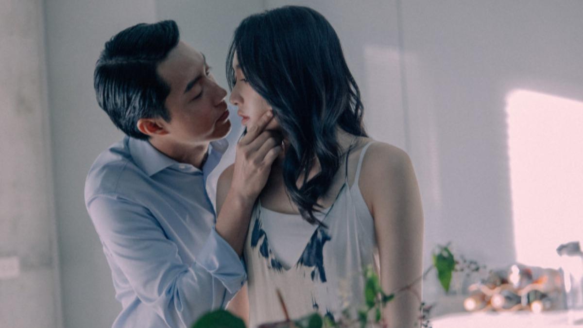 蔡思韵(右)與蔡凡熙在短片《你所不知的妻子》扮夫妻。(圖/大思娛樂提供)