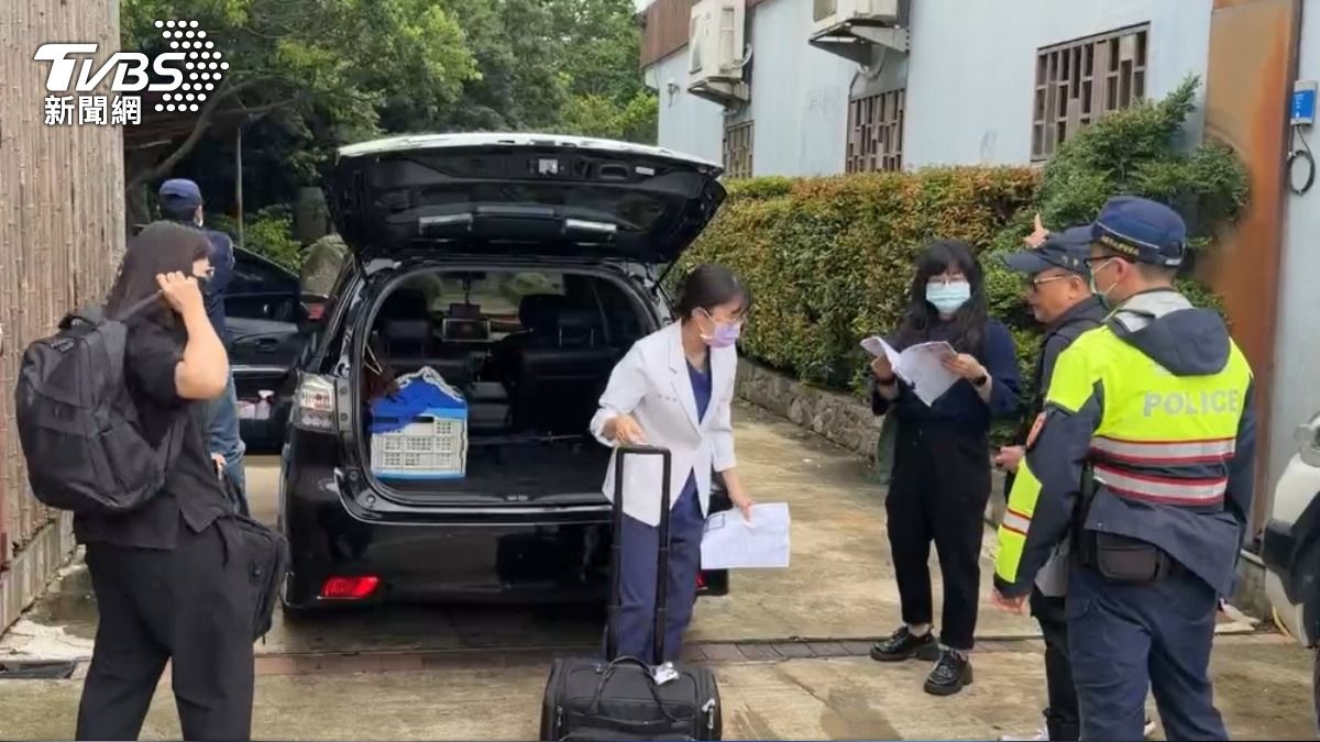 檢察官會同法醫昨前往死者住家相驗。（圖／TVBS）