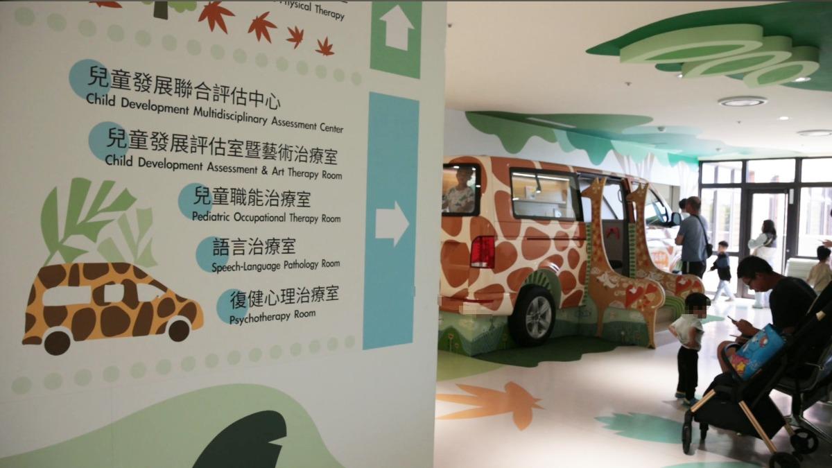 兒童發展聯合評估中心融入童趣設計，特製長頸鹿造型巡迴車，化解孩子對醫療環境的緊張感。（圖／TVBS）