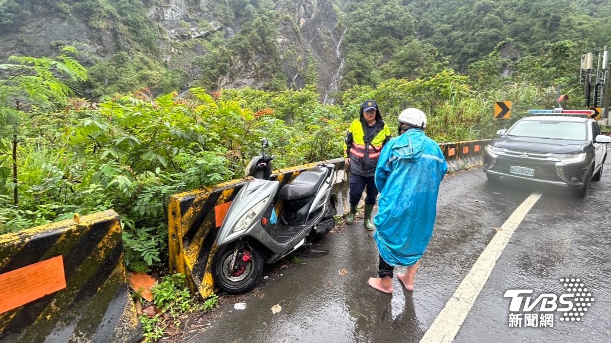張姓阿公回程路上機車突然拋錨，又遇大雨困封閉路段。（圖／TVBS）