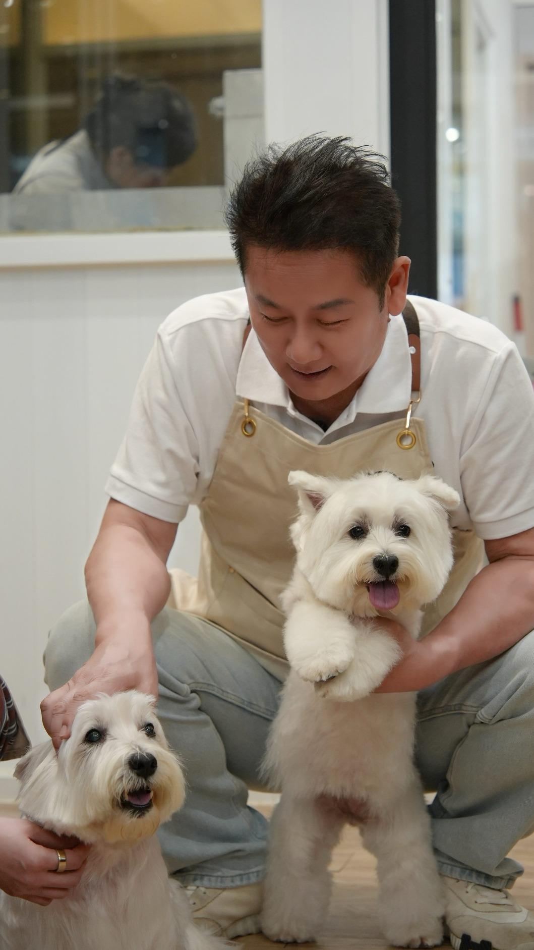 徐乃麟主持新節目，帶愛犬亮相。（圖／東森超視提供）