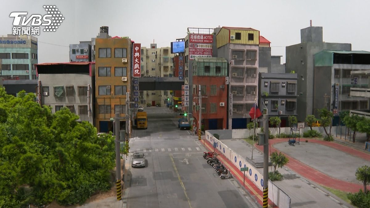高雄市近期一場展覽每日吸引大批民眾排隊參觀，縮小版街景因過於逼真，讓參觀者邊欣賞邊猜測場景究竟來自哪個縣市。（圖／TVBS）