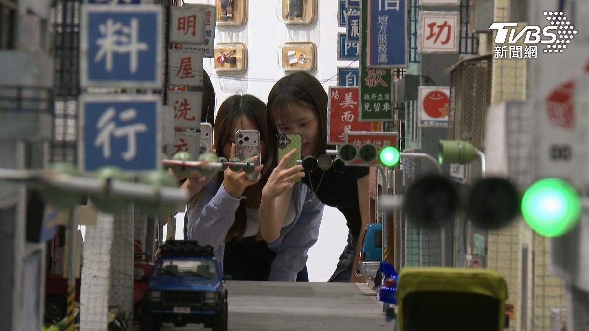 整個微型世界涵蓋街道、廣場及市郊綠地等多元場景，遊客穿梭其間拍照留念，彷彿化身格列佛闖入小人國。（圖／TVBS）