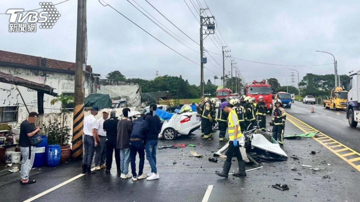 桃園新屋4死車禍！夫妻坐後座雙亡　2兒相驗認屍崩潰痛哭