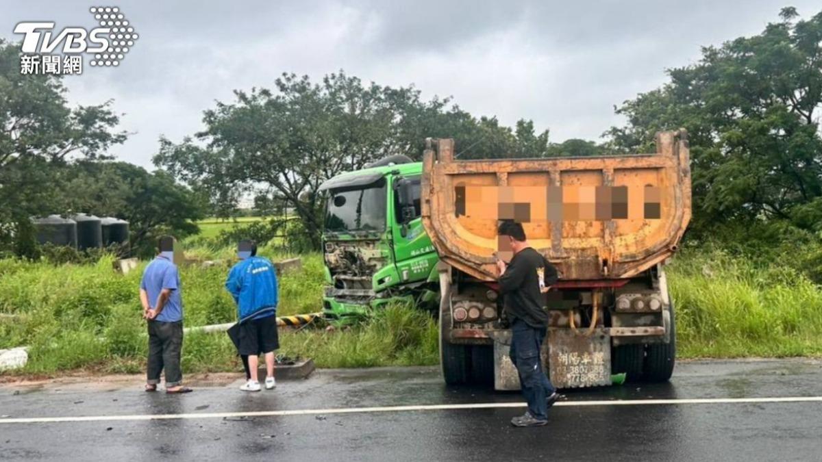 小轎車不明原因逆向對撞砂石車，造成4死慘劇。（圖／TVBS）