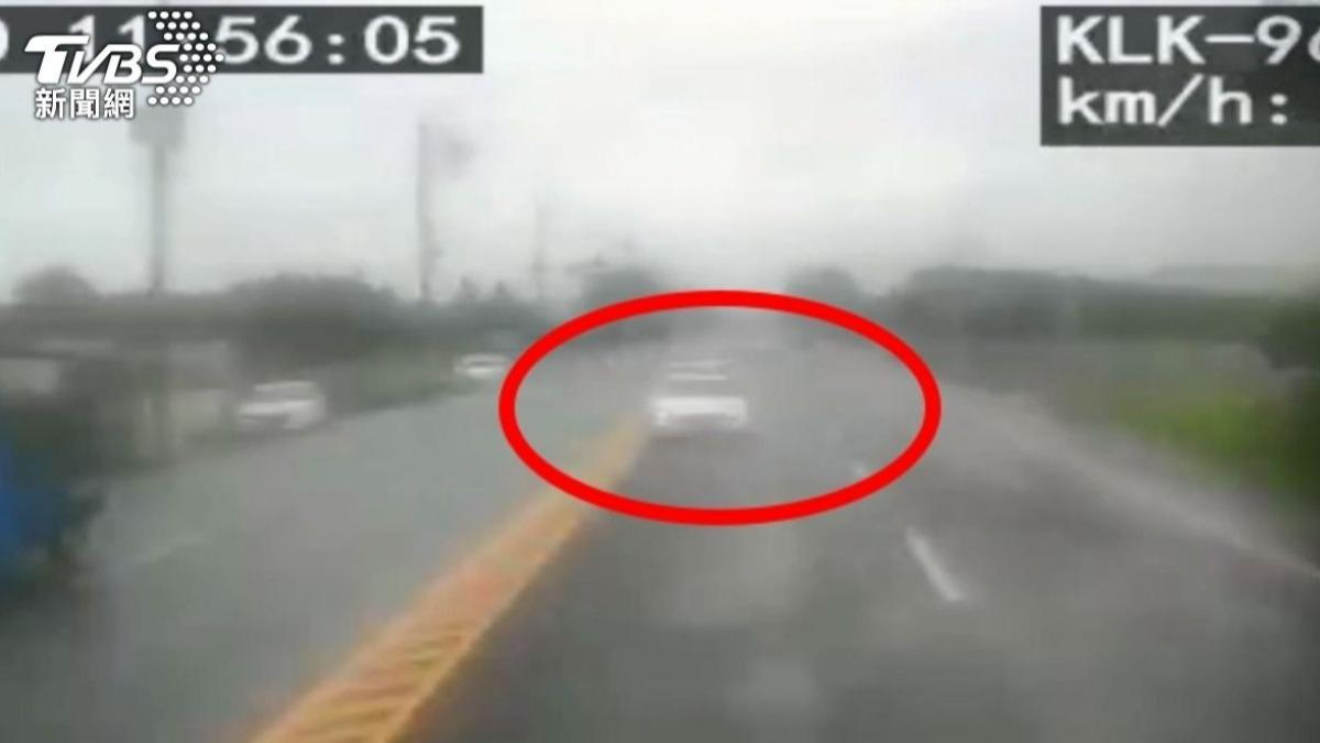 小轎車不明原因逆向對撞砂石車，造成4死慘劇。（圖／TVBS）