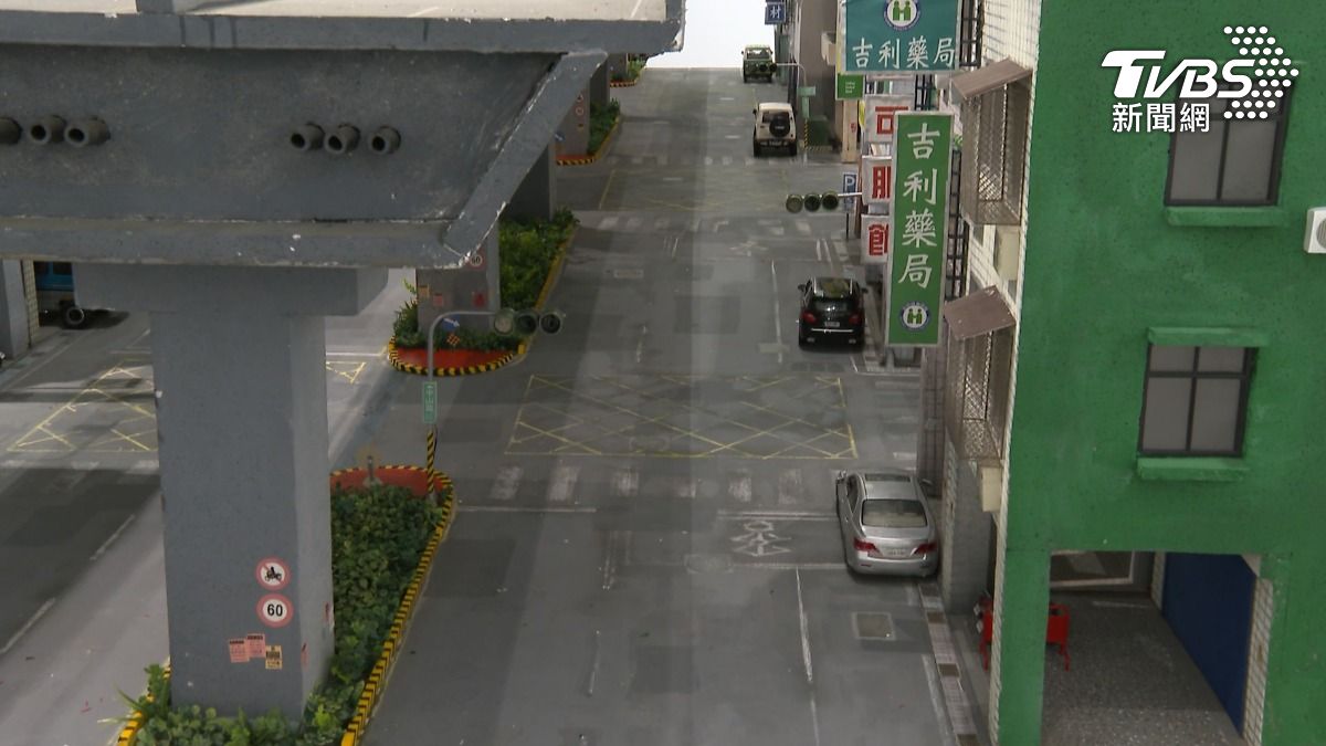在張立人這些作品中私藏了不少台南日常元素，例如建築物上醒目的大型招牌，以及已拆除的東門路高架橋，都能看見他的生活軌跡。（圖／TVBS）