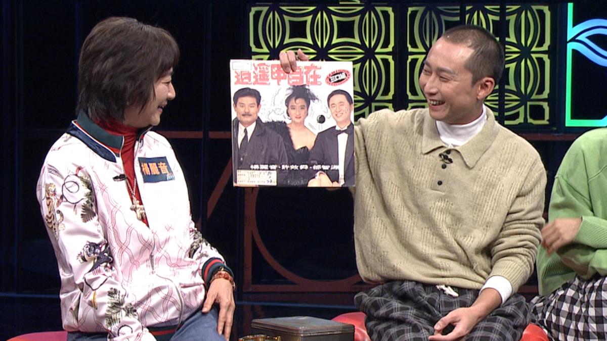 楊麗音（左）看到30年前與許效舜、邰智源組「三口組」的絕版黑膠唱片，又驚又喜。（圖／公視台語台提供）