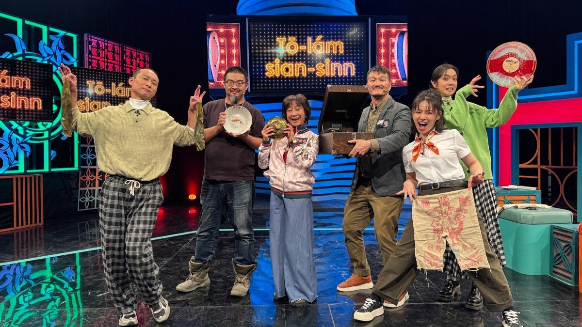 浩子（左起）、「導覽先生」顏震宇、楊麗音、「導覽先生」林太崴、冬天與大霈暢聊台灣早期特色物件。（圖／公視台語台提供）