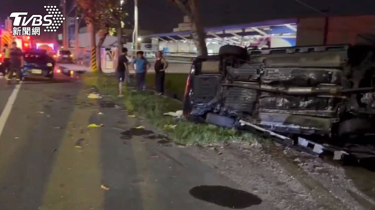 台中梧棲嚴重車禍!轎車「側翻撞樹」2死1傷 警追查肇事原因