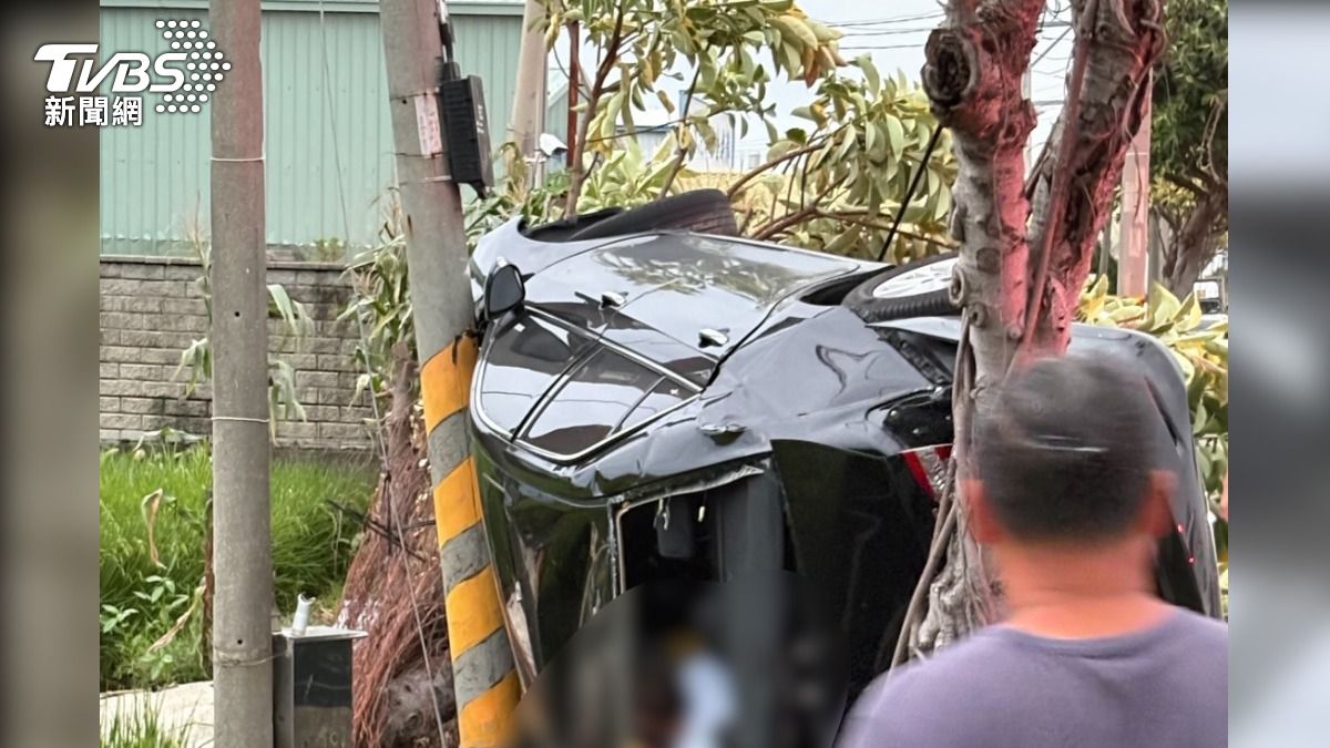 轎車撞上路樹、電線桿，其中一名乘客拋飛車外，另外一名乘客與駕駛受困車內。（圖／警方提供）
