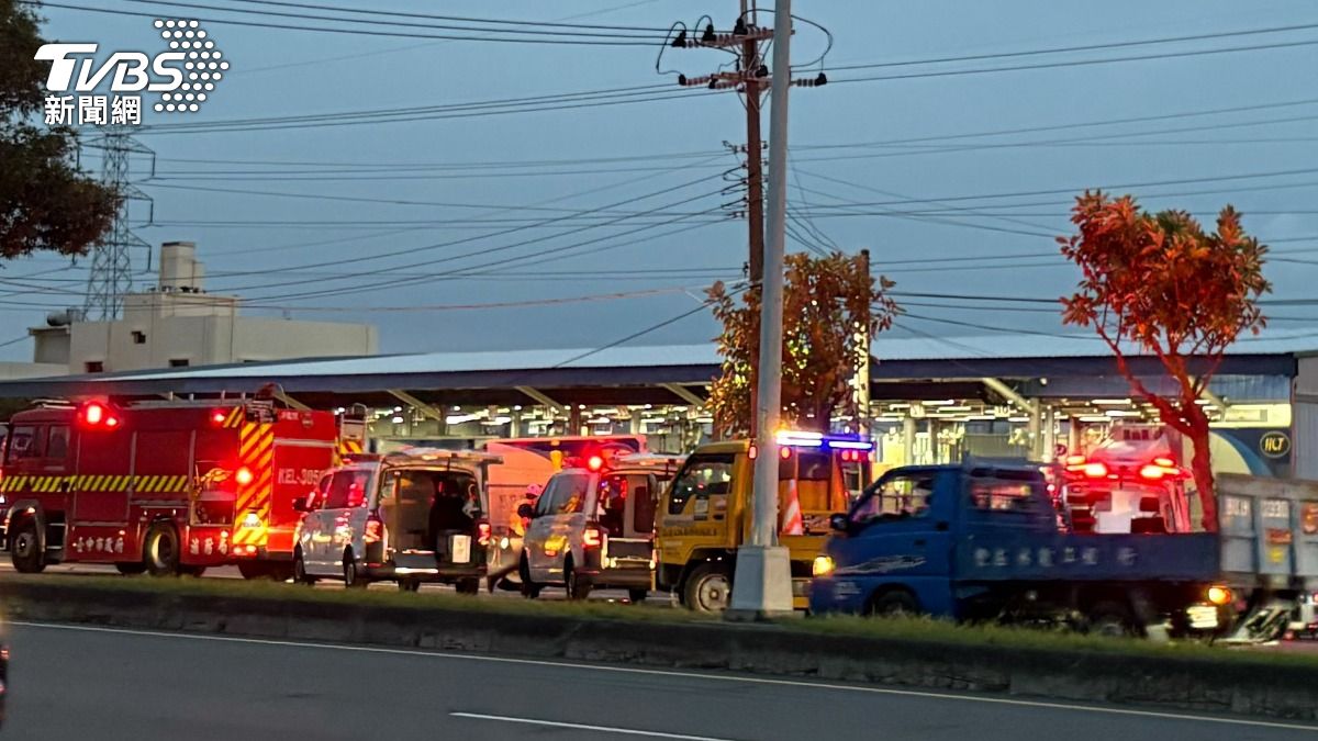 轎車撞上路樹、電線桿，其中一名乘客拋飛車外，另外一名乘客與駕駛受困車內。（圖／警方提供）