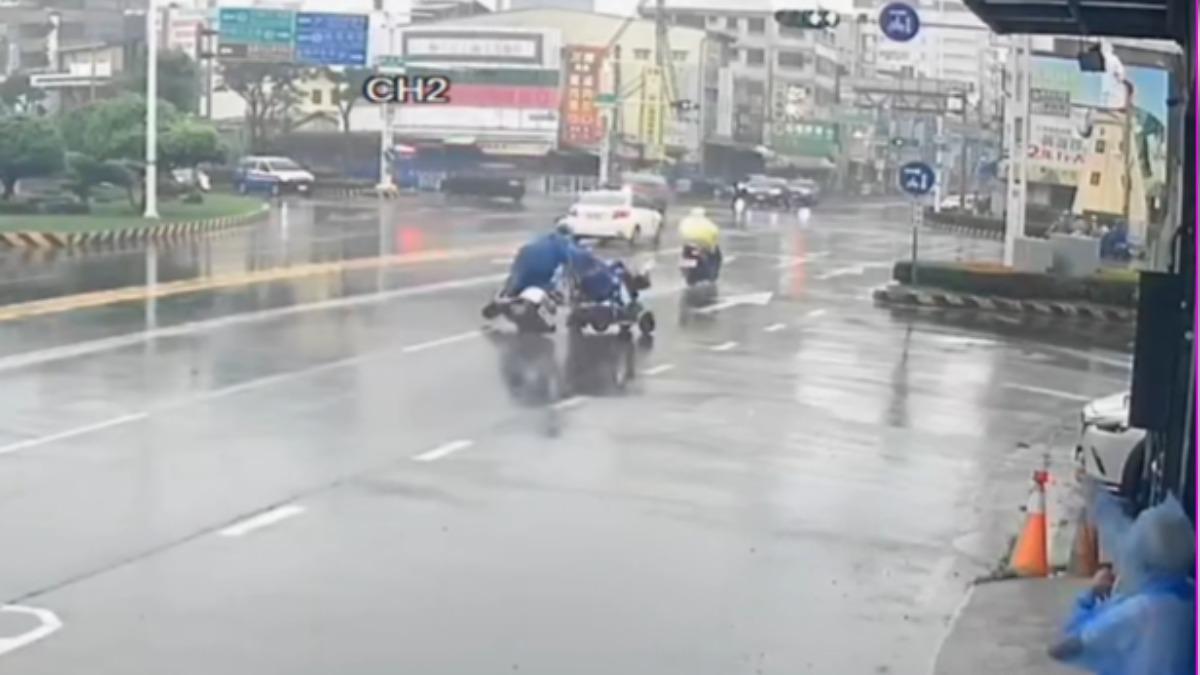 天雨路滑又視線不良，嘉義市區有醫療代步車，遭機車從後方追撞，雙雙慘摔倒地。（圖／翻攝Threads_yiting.lin.35）