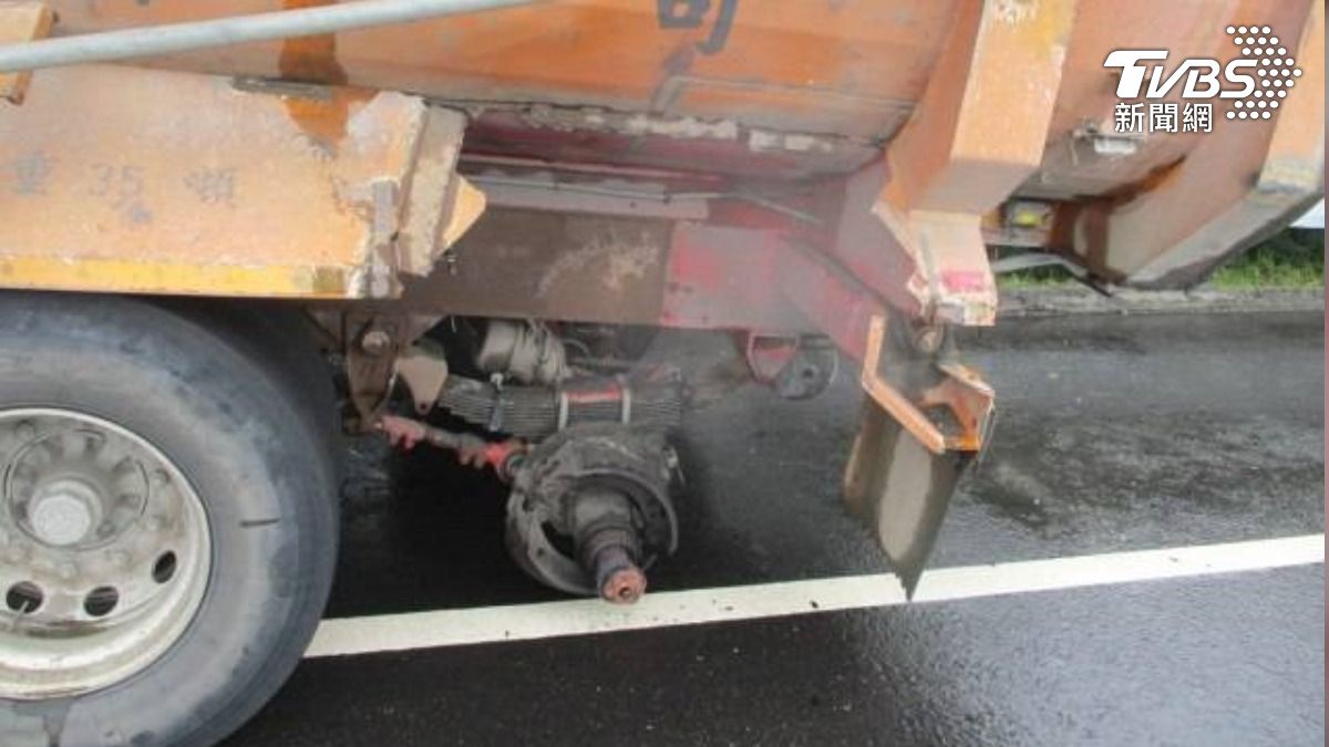 台南台86線道也發生曳引車的輪胎噴飛，砸中對向的小客車，導致對方四腳朝天。（圖／TVBS）