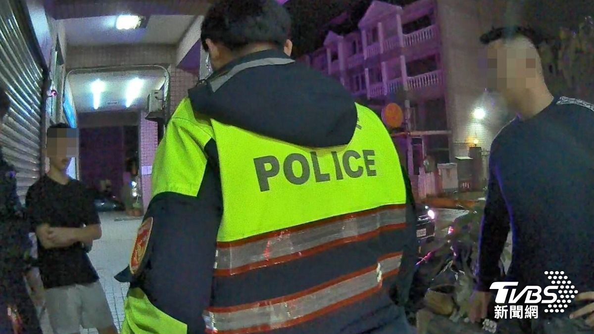 相約談判竟當街亮刀,黑衣男涉社維法遭逮。(圖/TVBS)