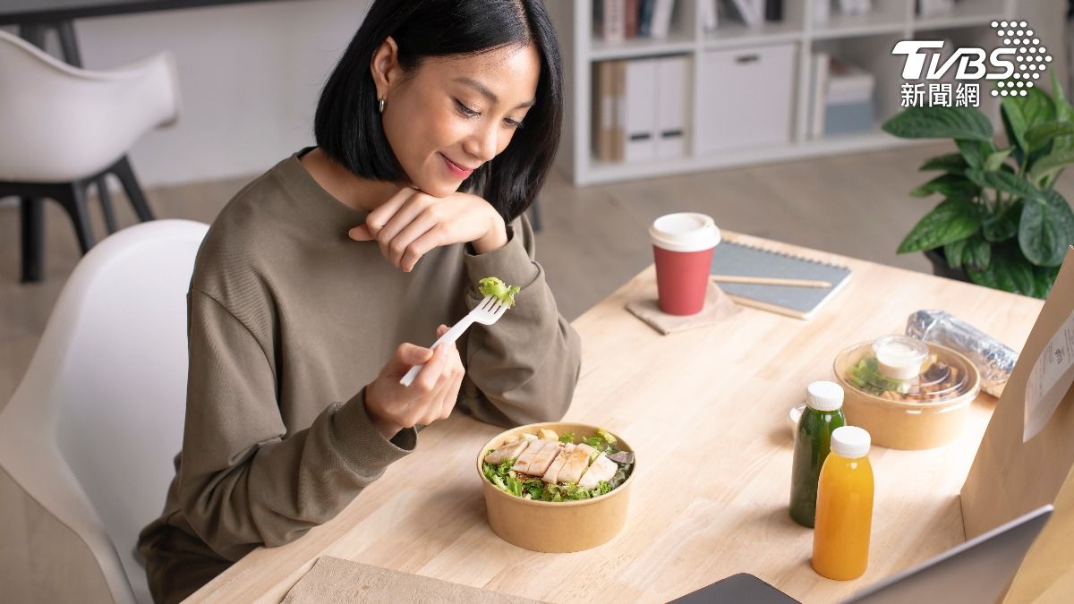 很多人做錯!醫示警「吃飯1舉動」藏迴力鏢:下一餐失控暴食